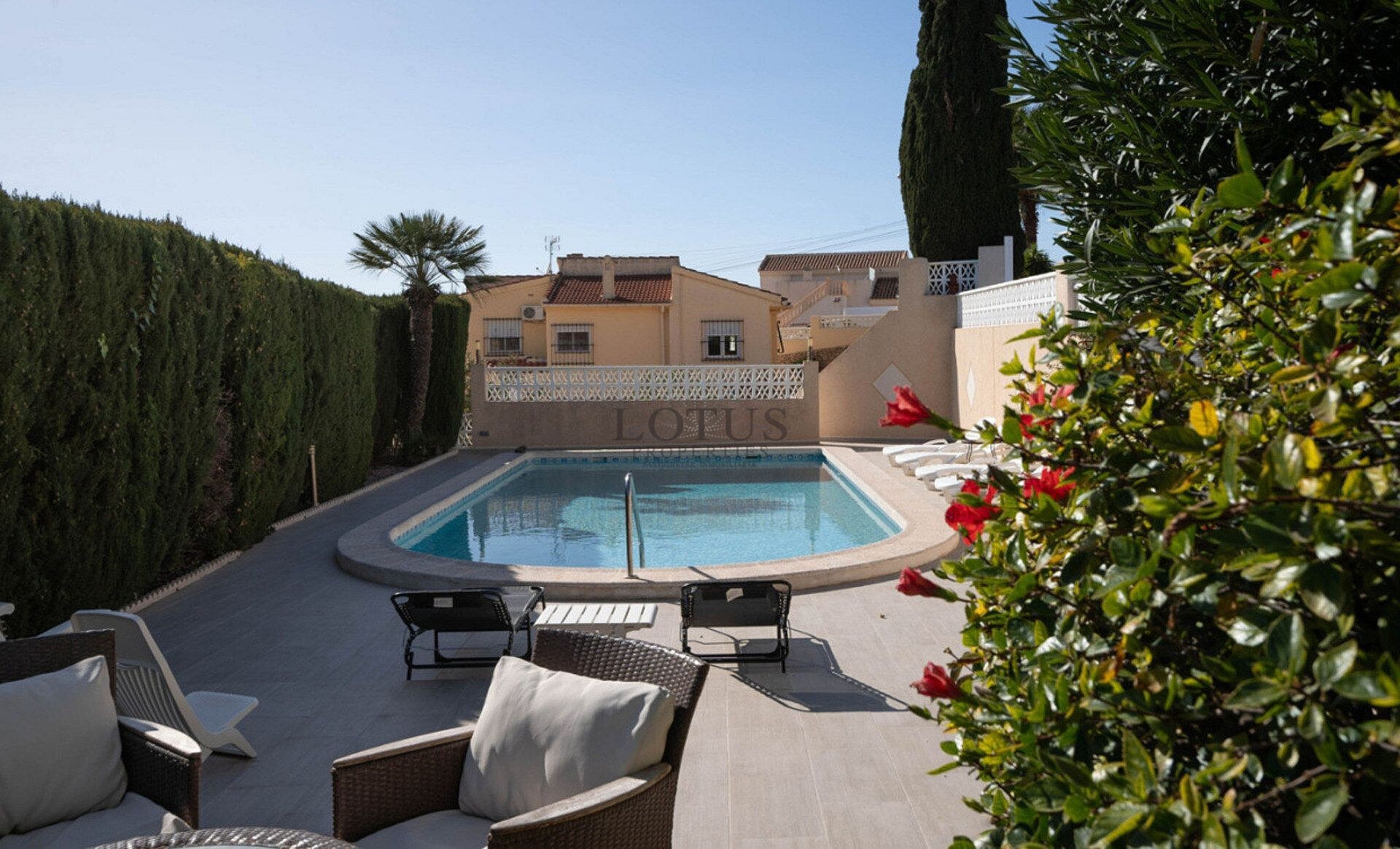 Gerenoveerde villa met 5 slaapkamers en 3 badkamers gastenappartement in het prachtige Ciudad Quesada met toeristenvergunning - Lotus Properties