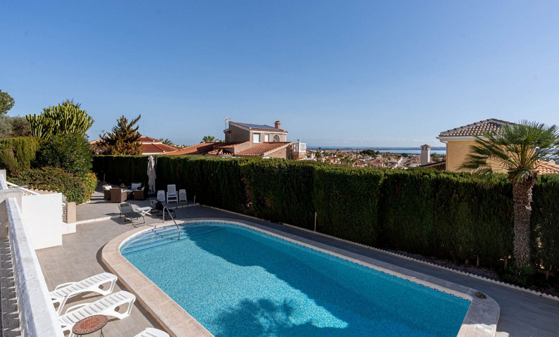 Gerenoveerde villa met 5 slaapkamers en 3 badkamers gastenappartement in het prachtige Ciudad Quesada met toeristenvergunning - Lotus Properties