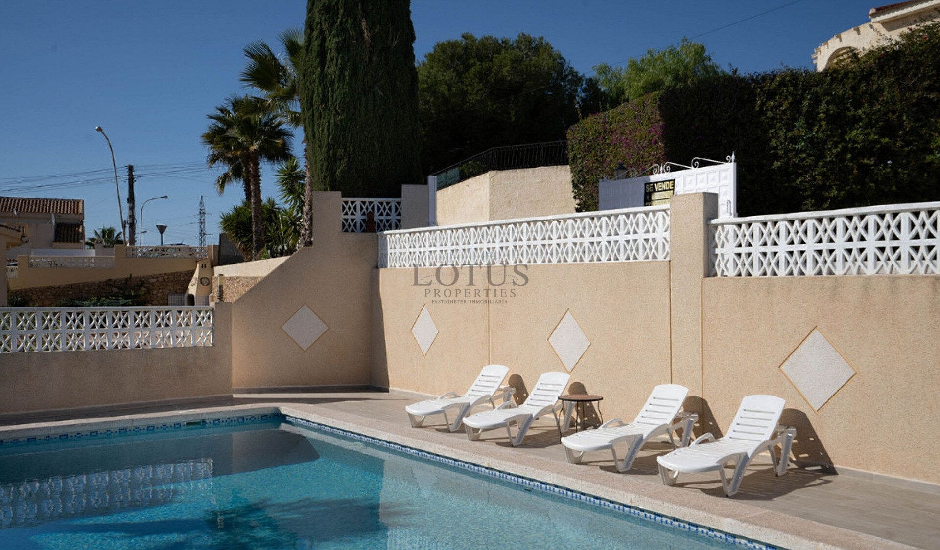 Gerenoveerde villa met 5 slaapkamers en 3 badkamers gastenappartement in het prachtige Ciudad Quesada met toeristenvergunning - Lotus Properties