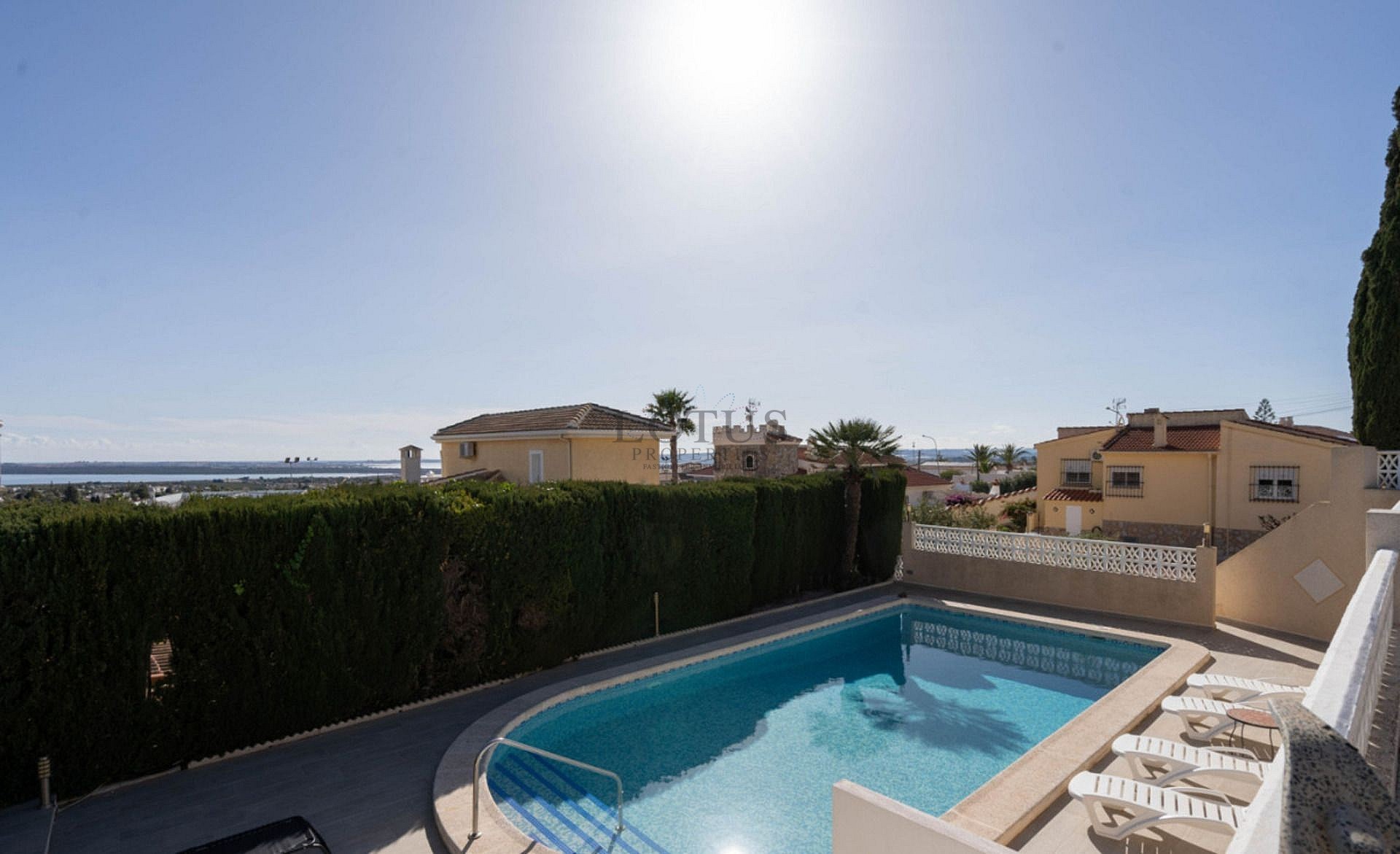 Gerenoveerde villa met 5 slaapkamers en 3 badkamers gastenappartement in het prachtige Ciudad Quesada met toeristenvergunning - Lotus Properties