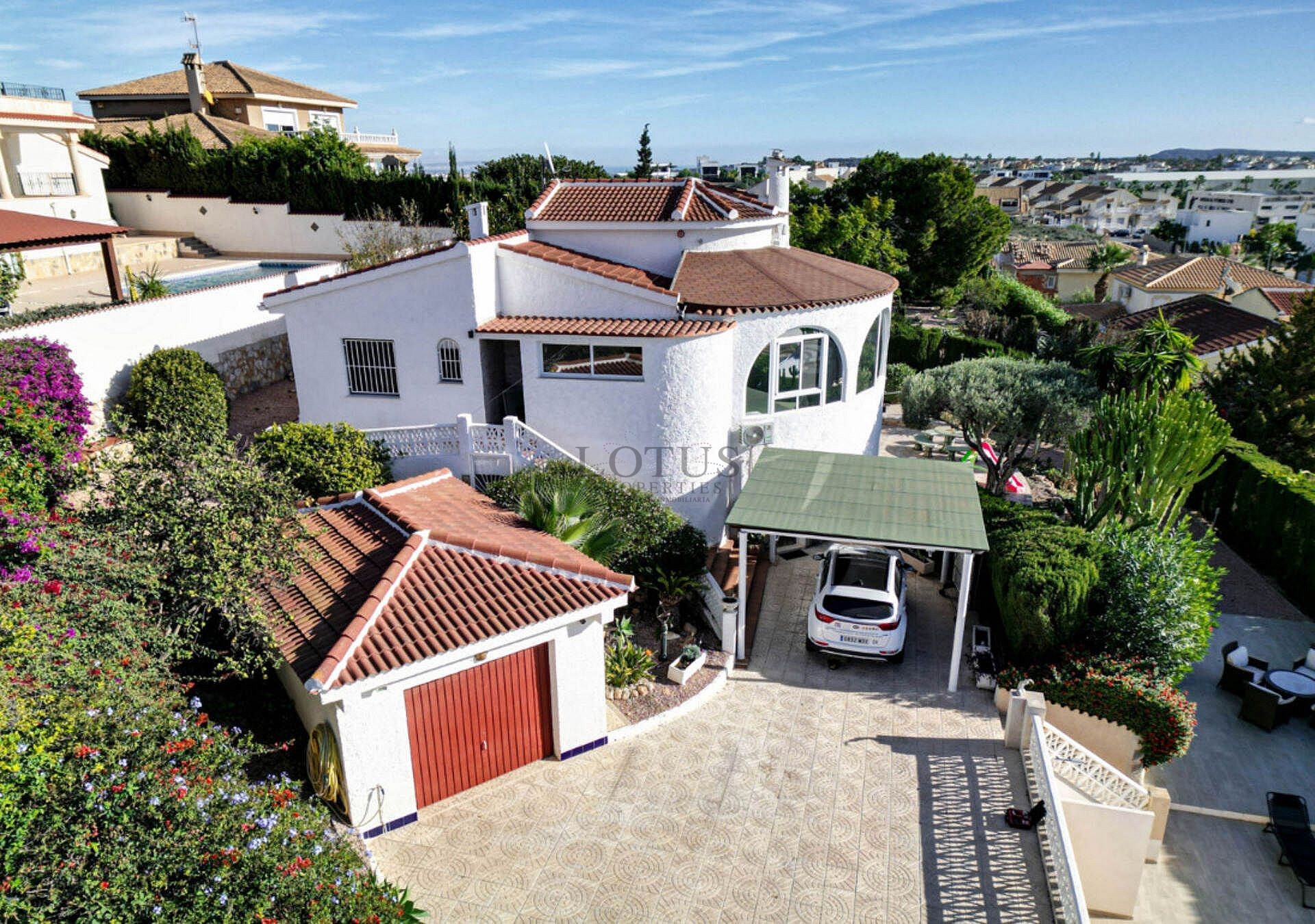 Gerenoveerde villa met 5 slaapkamers en 3 badkamers gastenappartement in het prachtige Ciudad Quesada met toeristenvergunning - Lotus Properties