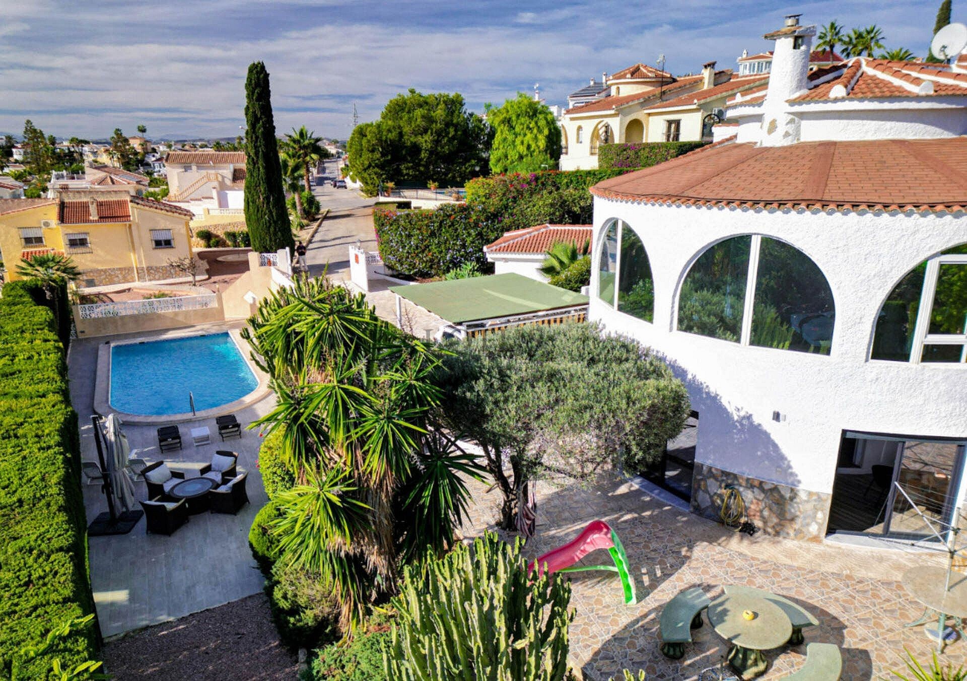 Gerenoveerde villa met 5 slaapkamers en 3 badkamers gastenappartement in het prachtige Ciudad Quesada met toeristenvergunning - Lotus Properties