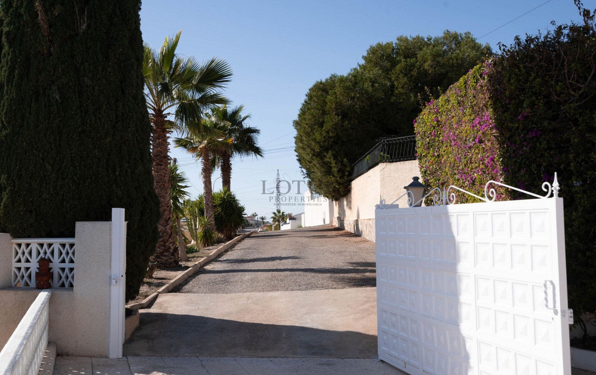 Gerenoveerde villa met 5 slaapkamers en 3 badkamers gastenappartement in het prachtige Ciudad Quesada met toeristenvergunning - Lotus Properties