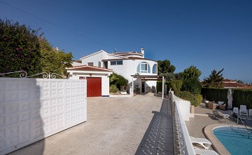 Gerenoveerde villa met 5 slaapkamers en 3 badkamers gastenappartement in het prachtige Ciudad Quesada met toeristenvergunning - Lotus Properties