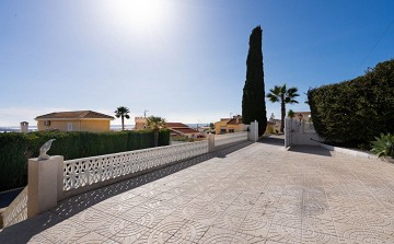 Gerenoveerde villa met 5 slaapkamers en 3 badkamers gastenappartement in het prachtige Ciudad Quesada met toeristenvergunning - Lotus Properties