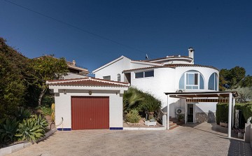 Gerenoveerde villa met 5 slaapkamers en 3 badkamers gastenappartement in het prachtige Ciudad Quesada met toeristenvergunning - Lotus Properties