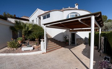 Gerenoveerde villa met 5 slaapkamers en 3 badkamers gastenappartement in het prachtige Ciudad Quesada met toeristenvergunning - Lotus Properties