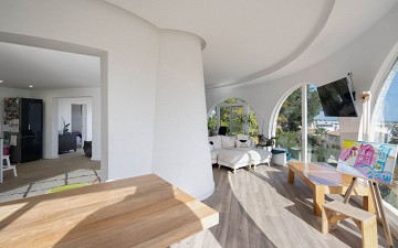 Gerenoveerde villa met 5 slaapkamers en 3 badkamers gastenappartement in het prachtige Ciudad Quesada met toeristenvergunning - Lotus Properties