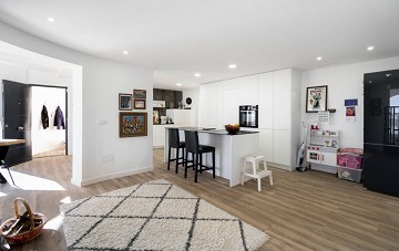 Gerenoveerde villa met 5 slaapkamers en 3 badkamers gastenappartement in het prachtige Ciudad Quesada met toeristenvergunning - Lotus Properties