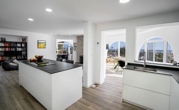 Gerenoveerde villa met 5 slaapkamers en 3 badkamers gastenappartement in het prachtige Ciudad Quesada met toeristenvergunning - Lotus Properties