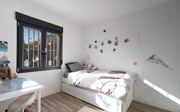 Gerenoveerde villa met 5 slaapkamers en 3 badkamers gastenappartement in het prachtige Ciudad Quesada met toeristenvergunning - Lotus Properties