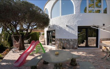 Gerenoveerde villa met 5 slaapkamers en 3 badkamers gastenappartement in het prachtige Ciudad Quesada met toeristenvergunning - Lotus Properties