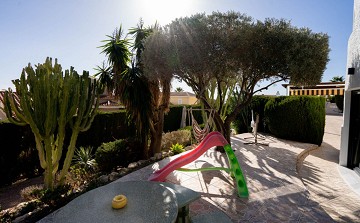 Gerenoveerde villa met 5 slaapkamers en 3 badkamers gastenappartement in het prachtige Ciudad Quesada met toeristenvergunning - Lotus Properties