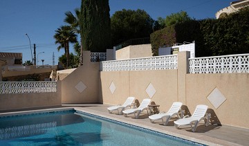 Gerenoveerde villa met 5 slaapkamers en 3 badkamers gastenappartement in het prachtige Ciudad Quesada met toeristenvergunning - Lotus Properties