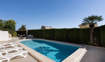 Gerenoveerde villa met 5 slaapkamers en 3 badkamers gastenappartement in het prachtige Ciudad Quesada met toeristenvergunning - Lotus Properties