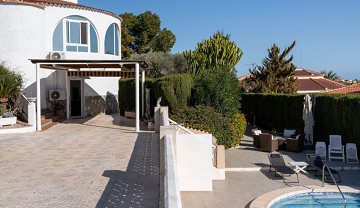 Gerenoveerde villa met 5 slaapkamers en 3 badkamers gastenappartement in het prachtige Ciudad Quesada met toeristenvergunning - Lotus Properties