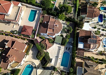 Gerenoveerde villa met 5 slaapkamers en 3 badkamers gastenappartement in het prachtige Ciudad Quesada met toeristenvergunning - Lotus Properties