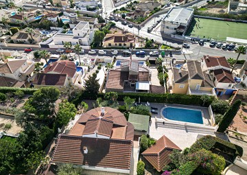 Gerenoveerde villa met 5 slaapkamers en 3 badkamers gastenappartement in het prachtige Ciudad Quesada met toeristenvergunning - Lotus Properties