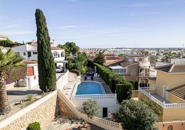 Gerenoveerde villa met 5 slaapkamers en 3 badkamers gastenappartement in het prachtige Ciudad Quesada met toeristenvergunning - Lotus Properties