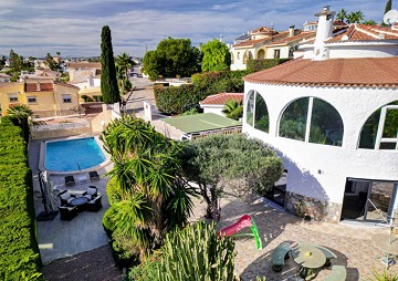 Gerenoveerde villa met 5 slaapkamers en 3 badkamers gastenappartement in het prachtige Ciudad Quesada met toeristenvergunning - Lotus Properties