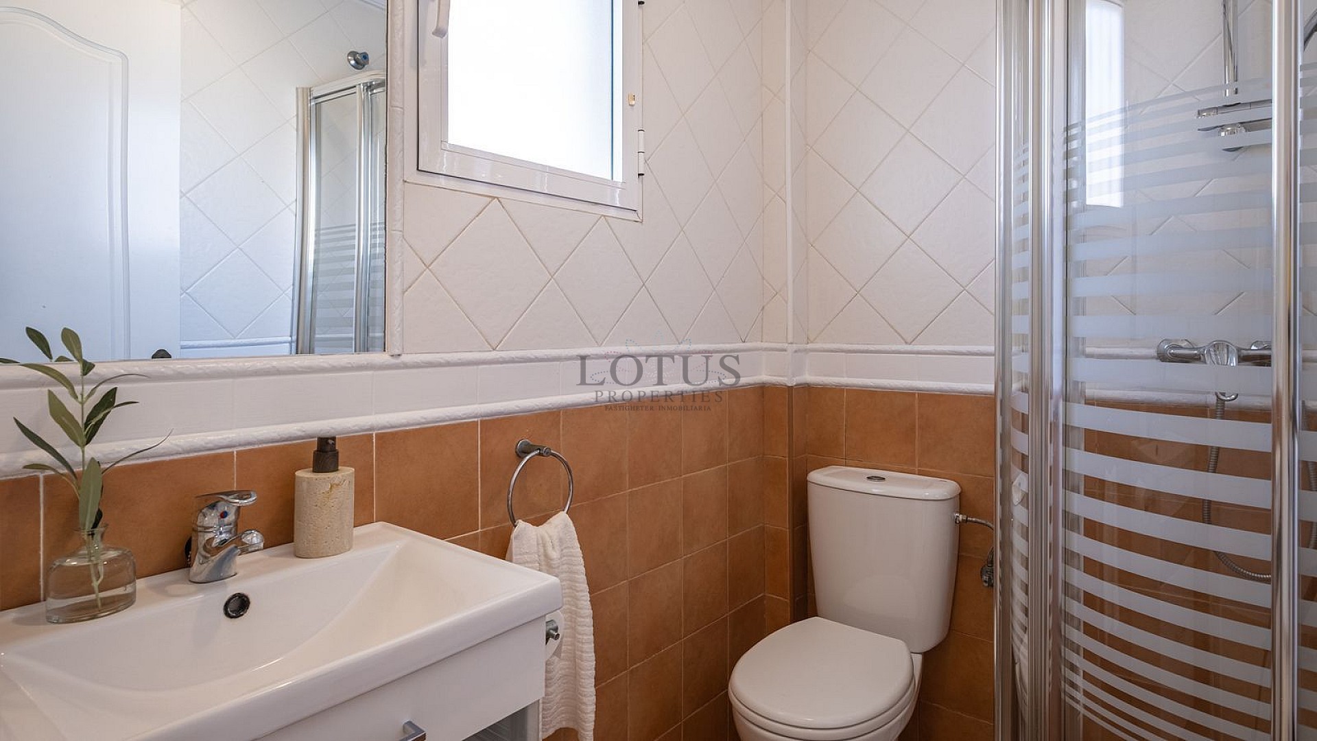 Fantastiskt fin markplan med inredd källare endast 500 meter till Playa Los Locos! - Lotus Properties