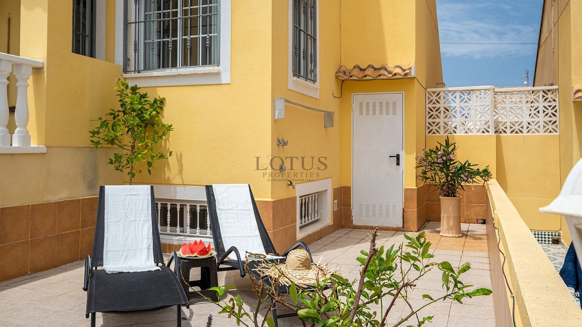 Fantastiskt fin markplan med inredd källare endast 500 meter till Playa Los Locos! - Lotus Properties