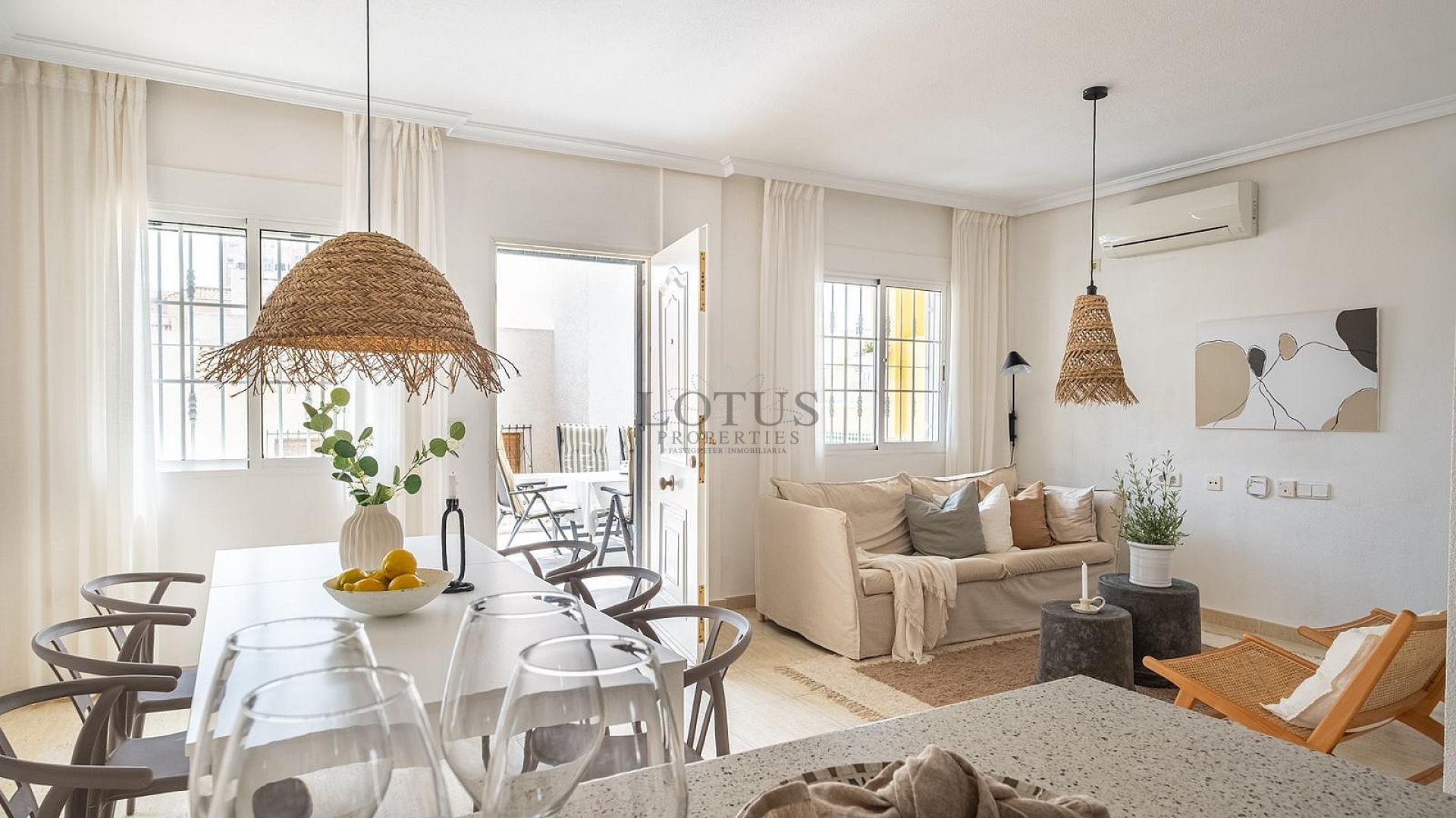 Fantastiskt fin markplan med inredd källare endast 500 meter till Playa Los Locos! - Lotus Properties