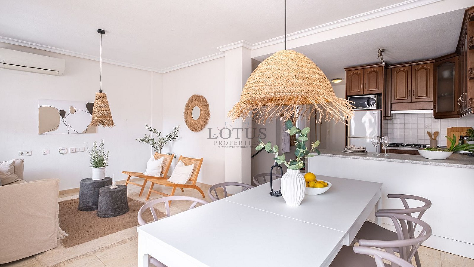 Fantastiskt fin markplan med inredd källare endast 500 meter till Playa Los Locos! - Lotus Properties