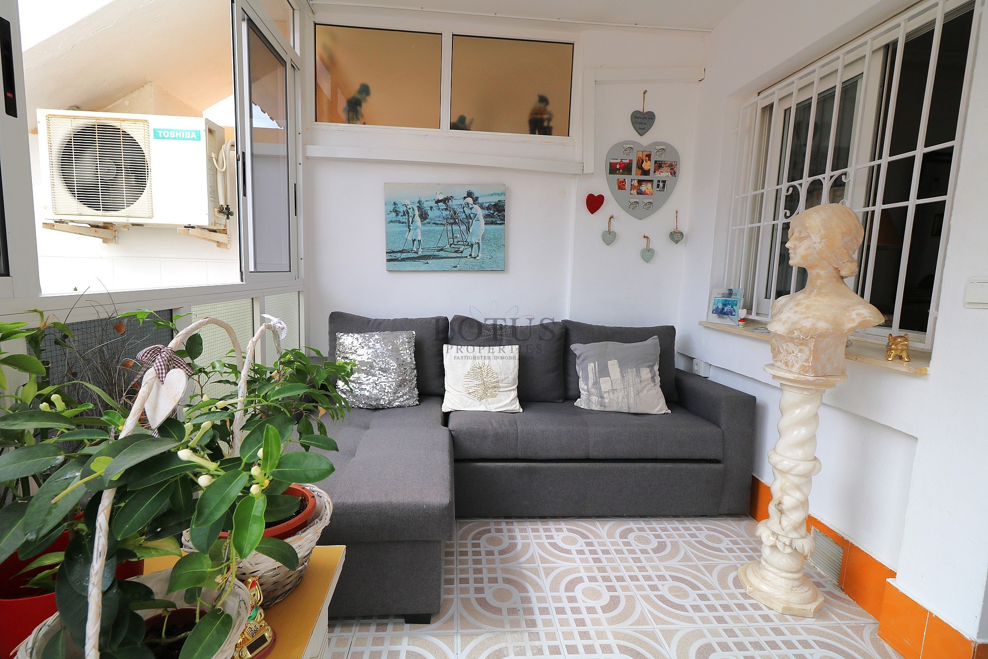 Lotus Properties presenterar – charmig markplansbungalow med hörntomt i Parque de las Naciones, Torrevieja - Lotus Properties