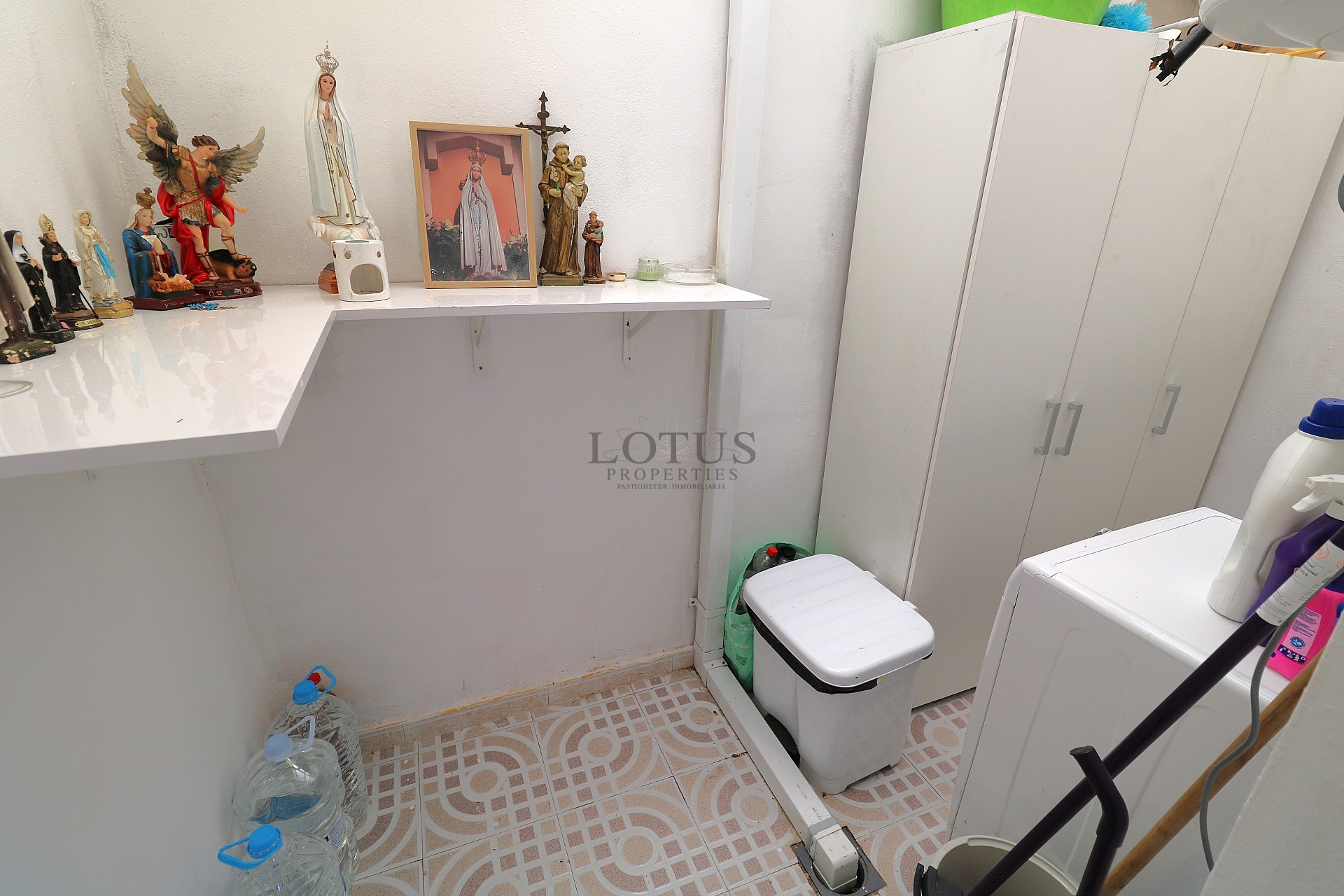 Lotus Properties presenterar – charmig markplansbungalow med hörntomt i Parque de las Naciones, Torrevieja - Lotus Properties