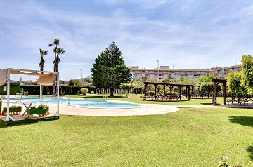 Lotus Properties presenterar – charmig markplansbungalow med hörntomt i Parque de las Naciones, Torrevieja - Lotus Properties