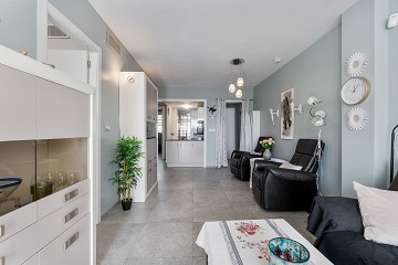 STOR MODERN LÄGENHET MED TRÄDGÅRD I SÖDERLÄGE - PRIVAT PARKERING I KÄLLAREN OCH FÖRRÅD - HÄRLIGT POOLOMRÅDE OCH PADDELBANA - Lotus Properties