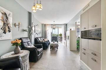 STOR MODERN LÄGENHET MED TRÄDGÅRD I SÖDERLÄGE - PRIVAT PARKERING I KÄLLAREN OCH FÖRRÅD - HÄRLIGT POOLOMRÅDE OCH PADDELBANA - Lotus Properties