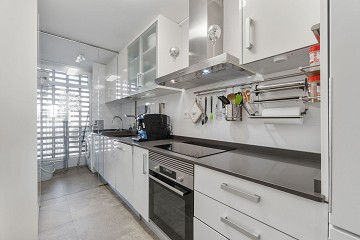 STOR MODERN LÄGENHET MED TRÄDGÅRD I SÖDERLÄGE - PRIVAT PARKERING I KÄLLAREN OCH FÖRRÅD - HÄRLIGT POOLOMRÅDE OCH PADDELBANA - Lotus Properties