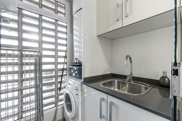 STOR MODERN LÄGENHET MED TRÄDGÅRD I SÖDERLÄGE - PRIVAT PARKERING I KÄLLAREN OCH FÖRRÅD - HÄRLIGT POOLOMRÅDE OCH PADDELBANA - Lotus Properties