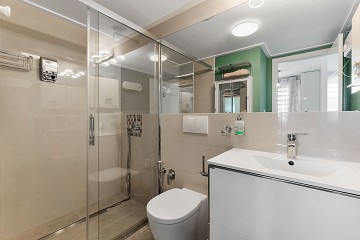 STOR MODERN LÄGENHET MED TRÄDGÅRD I SÖDERLÄGE - PRIVAT PARKERING I KÄLLAREN OCH FÖRRÅD - HÄRLIGT POOLOMRÅDE OCH PADDELBANA - Lotus Properties