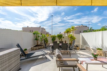 STOR MODERN LÄGENHET MED TRÄDGÅRD I SÖDERLÄGE - PRIVAT PARKERING I KÄLLAREN OCH FÖRRÅD - HÄRLIGT POOLOMRÅDE OCH PADDELBANA - Lotus Properties