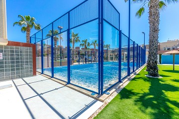 STOR MODERN LÄGENHET MED TRÄDGÅRD I SÖDERLÄGE - PRIVAT PARKERING I KÄLLAREN OCH FÖRRÅD - HÄRLIGT POOLOMRÅDE OCH PADDELBANA - Lotus Properties