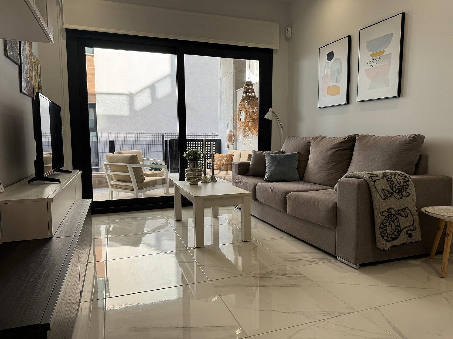 Mysig markplan med moderna bekvämligheter i Guardamar del Segura. - Lotus Properties