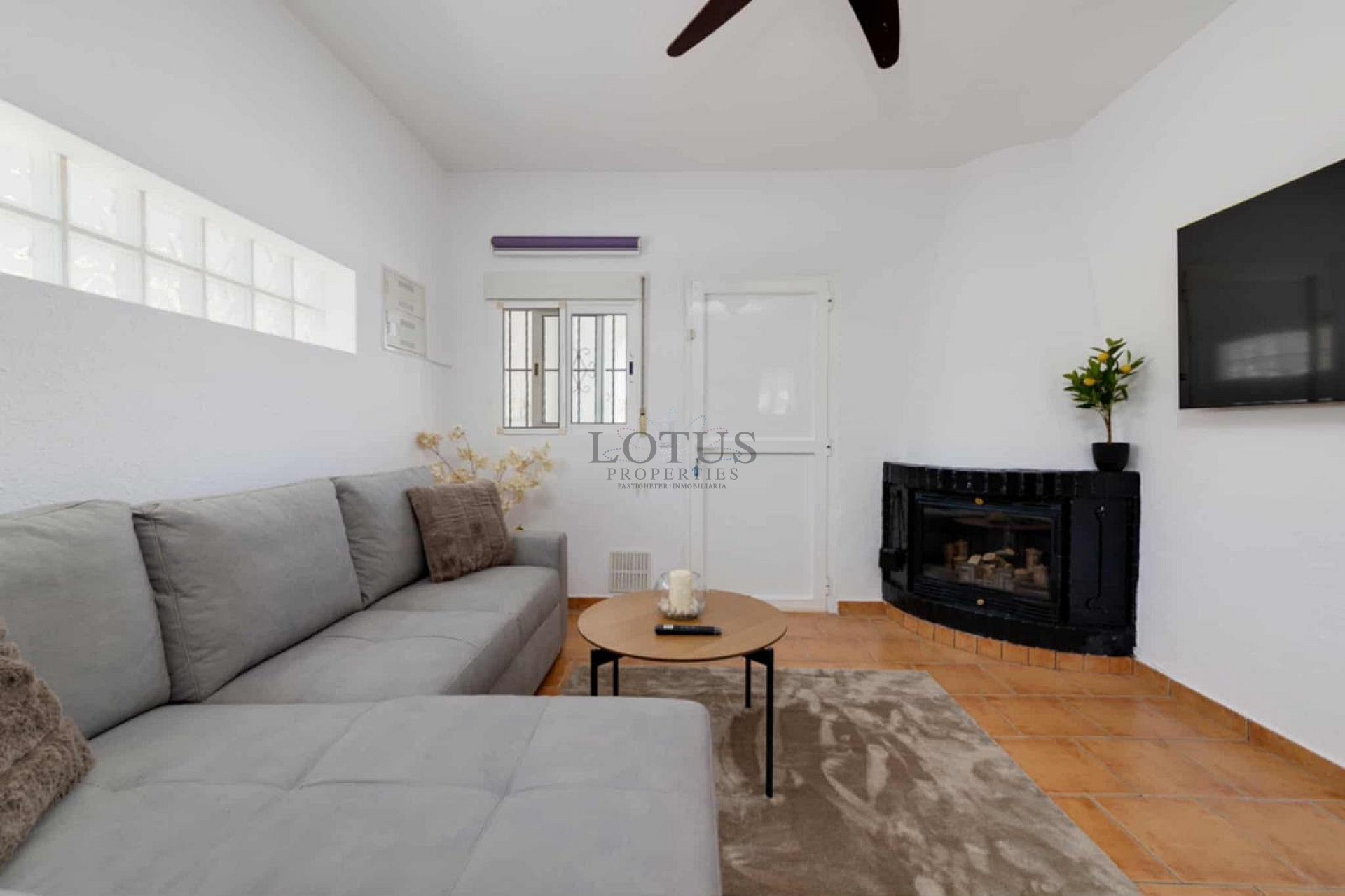 Charmigt hörnradhus med fantastisk takterrass och havsutsikt i Villamartin - Lotus Properties