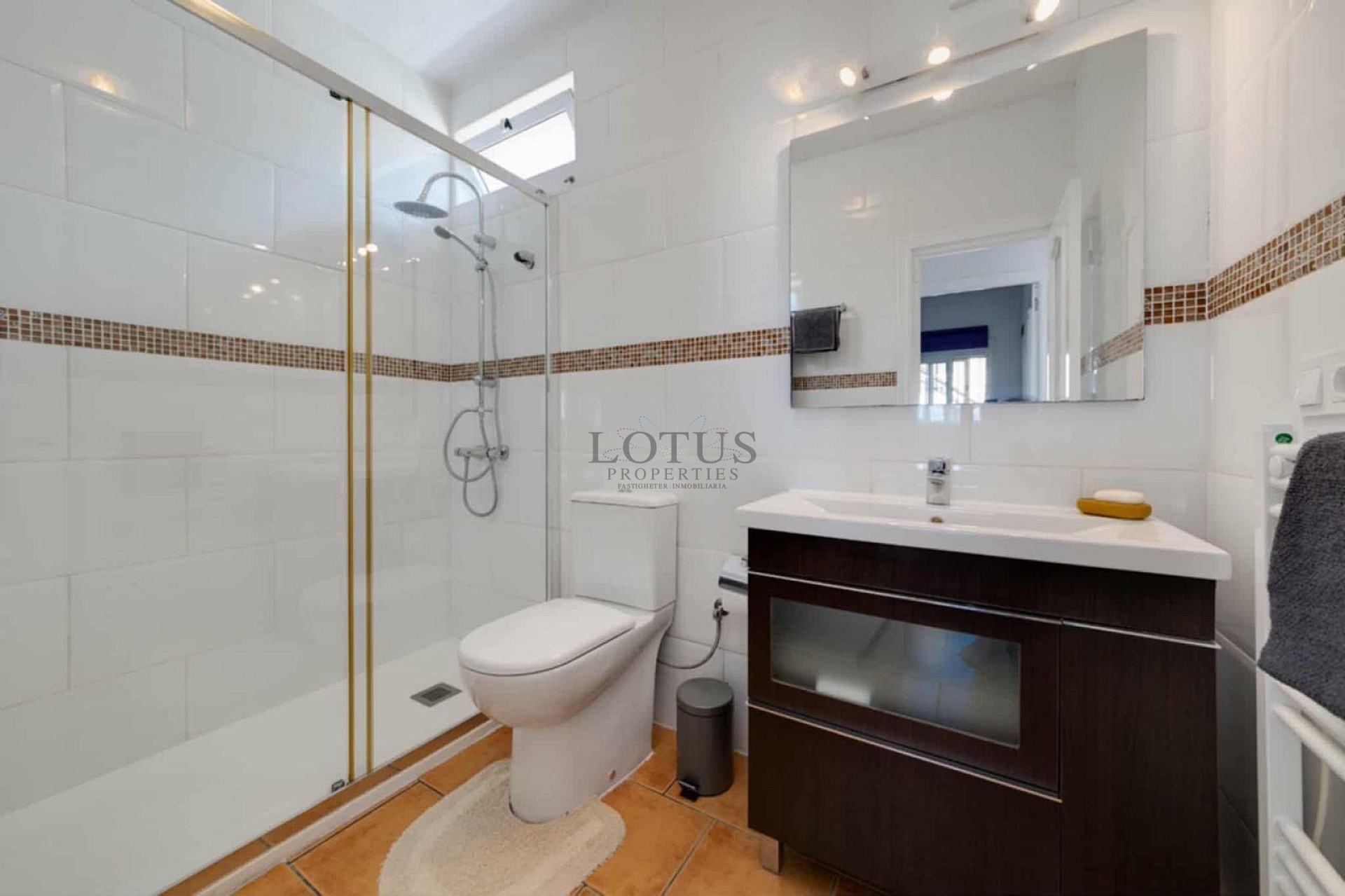 Charmigt hörnradhus med fantastisk takterrass och havsutsikt i Villamartin - Lotus Properties