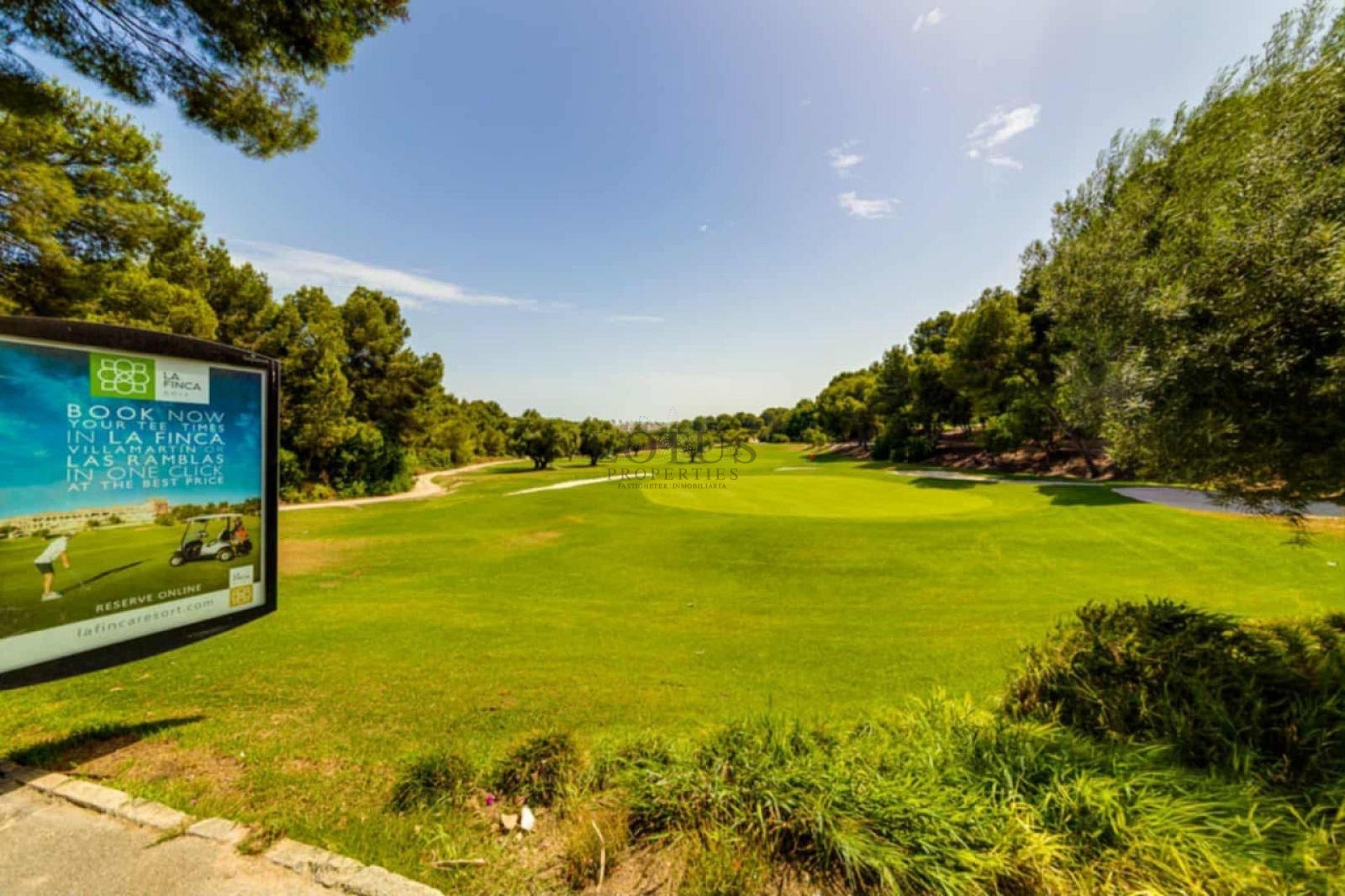 Charmigt hörnradhus med fantastisk takterrass och havsutsikt i Villamartin - Lotus Properties