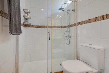 Charmigt hörnradhus med fantastisk takterrass och havsutsikt i Villamartin - Lotus Properties