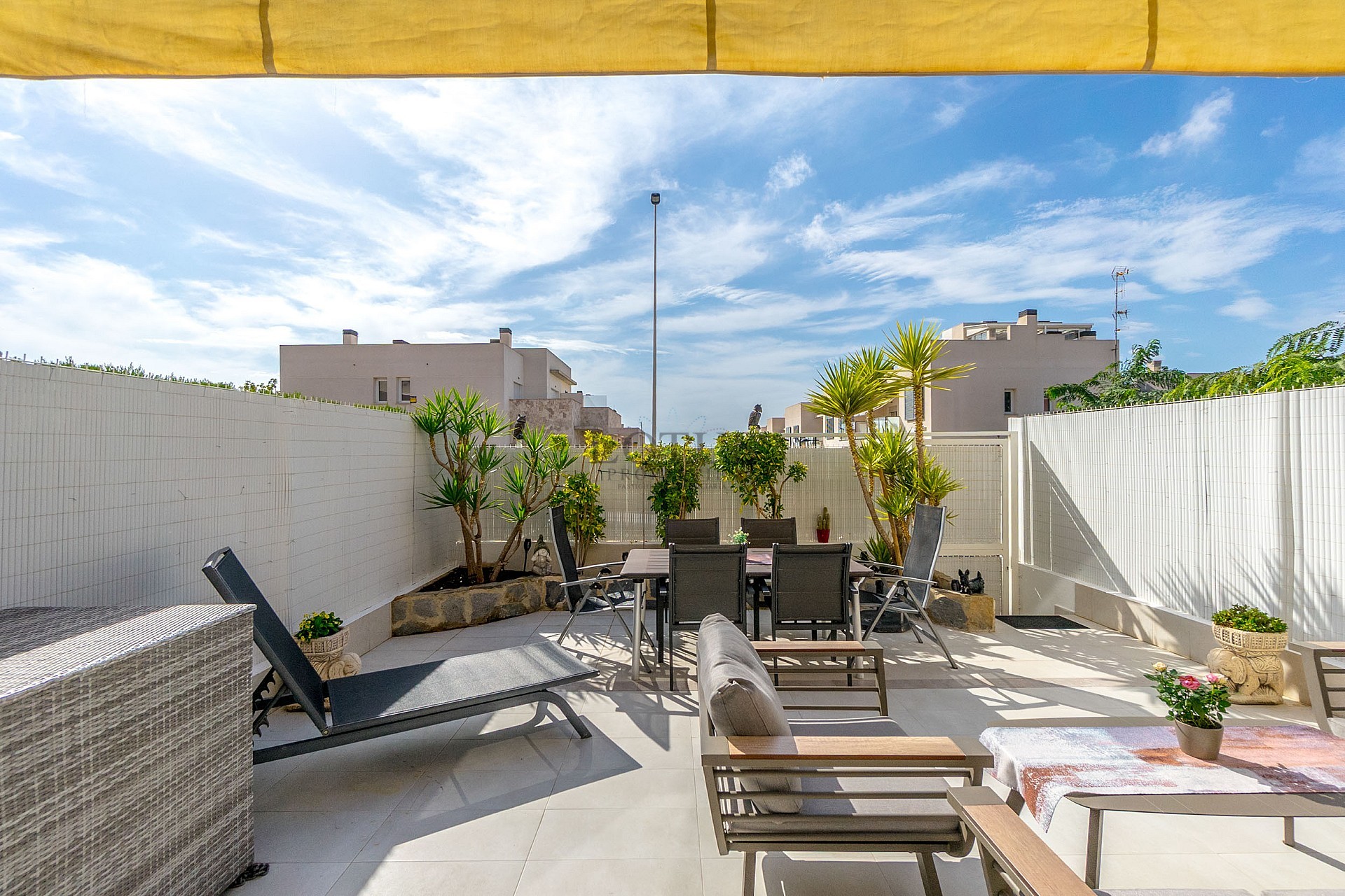 STOR MODERN LÄGENHET MED TRÄDGÅRD I SÖDERLÄGE - PRIVAT PARKERING I KÄLLAREN OCH FÖRRÅD - HÄRLIGT POOLOMRÅDE OCH PADDELBANA - Lotus Properties