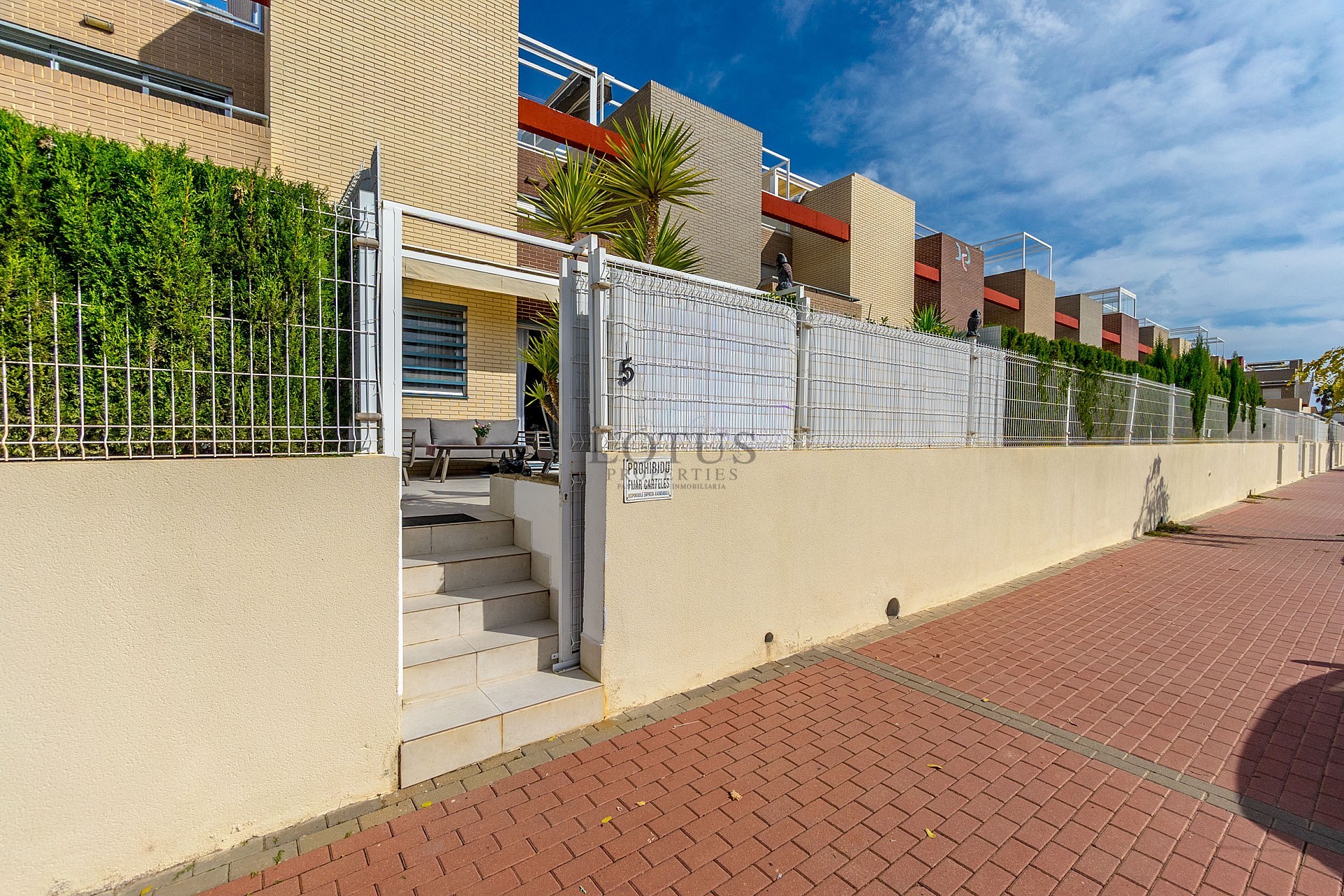 STOR MODERN LÄGENHET MED TRÄDGÅRD I SÖDERLÄGE - PRIVAT PARKERING I KÄLLAREN OCH FÖRRÅD - HÄRLIGT POOLOMRÅDE OCH PADDELBANA - Lotus Properties