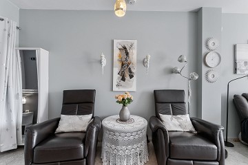 STOR MODERN LÄGENHET MED TRÄDGÅRD I SÖDERLÄGE - PRIVAT PARKERING I KÄLLAREN OCH FÖRRÅD - HÄRLIGT POOLOMRÅDE OCH PADDELBANA - Lotus Properties