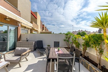 STOR MODERN LÄGENHET MED TRÄDGÅRD I SÖDERLÄGE - PRIVAT PARKERING I KÄLLAREN OCH FÖRRÅD - HÄRLIGT POOLOMRÅDE OCH PADDELBANA - Lotus Properties