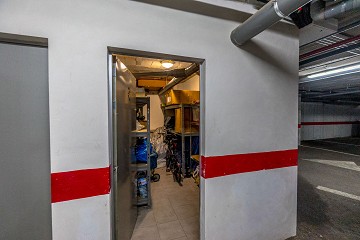 STOR MODERN LÄGENHET MED TRÄDGÅRD I SÖDERLÄGE - PRIVAT PARKERING I KÄLLAREN OCH FÖRRÅD - HÄRLIGT POOLOMRÅDE OCH PADDELBANA - Lotus Properties