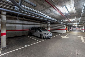 STOR MODERN LÄGENHET MED TRÄDGÅRD I SÖDERLÄGE - PRIVAT PARKERING I KÄLLAREN OCH FÖRRÅD - HÄRLIGT POOLOMRÅDE OCH PADDELBANA - Lotus Properties