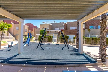 STOR MODERN LÄGENHET MED TRÄDGÅRD I SÖDERLÄGE - PRIVAT PARKERING I KÄLLAREN OCH FÖRRÅD - HÄRLIGT POOLOMRÅDE OCH PADDELBANA - Lotus Properties